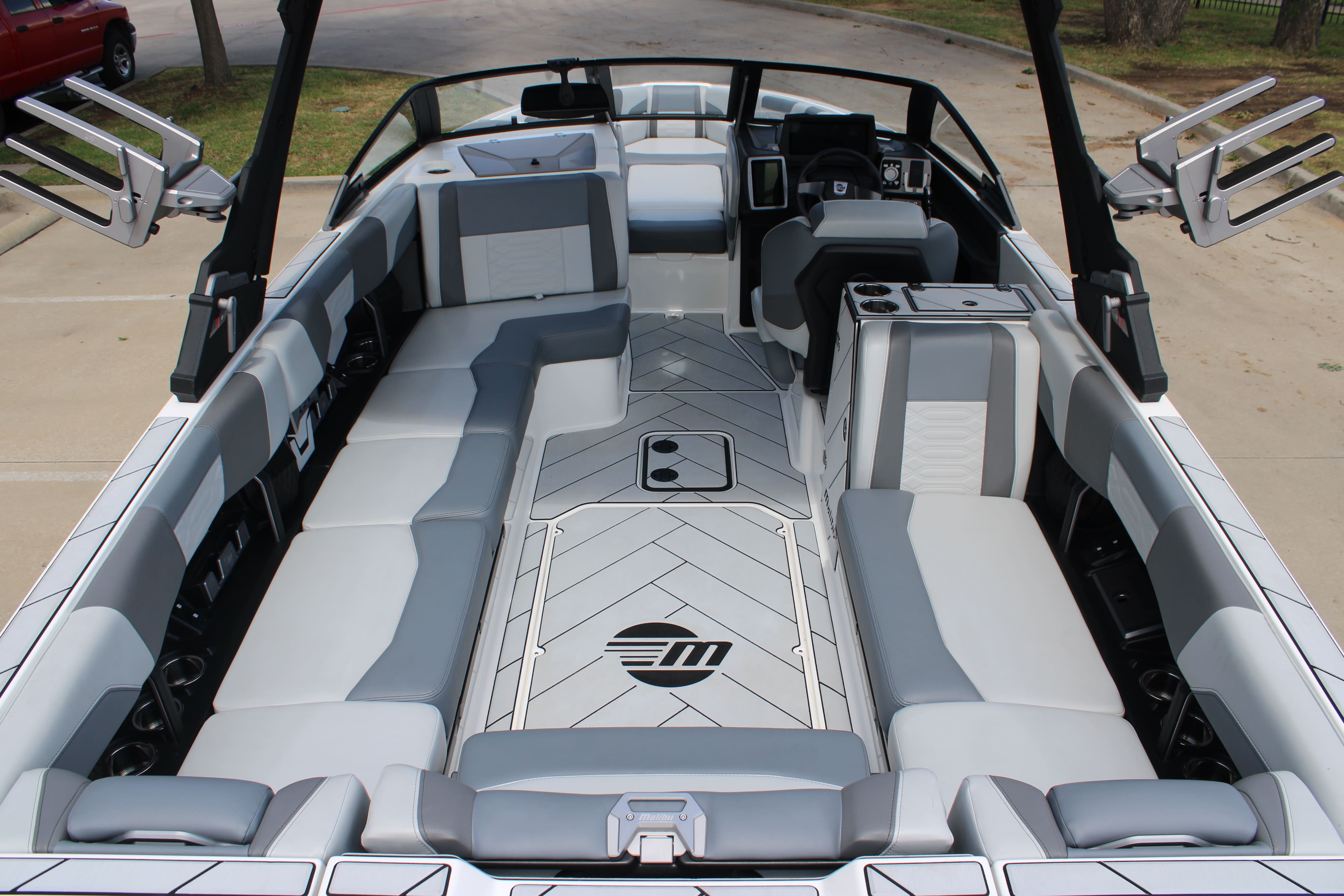 2022 Malibu 25 LSV Icon